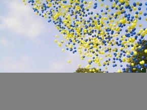 ayn� anda rengarenk 400 u�an balon b�rakma